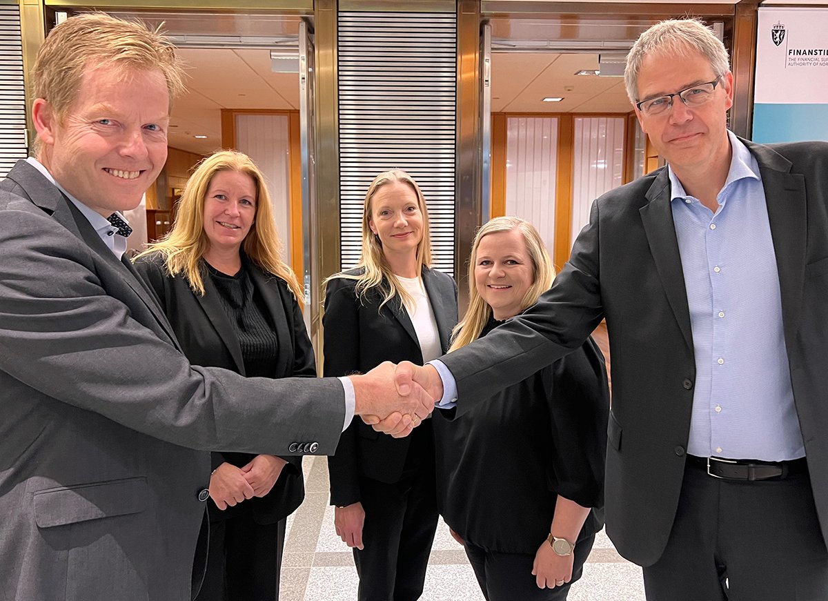 Bilde av Finanstilsynsdirektør Per  Mathis Kongsrud, direktør i Økokrim Pål Lønseth samt medarbeidere fredag 11. oktober 2024.